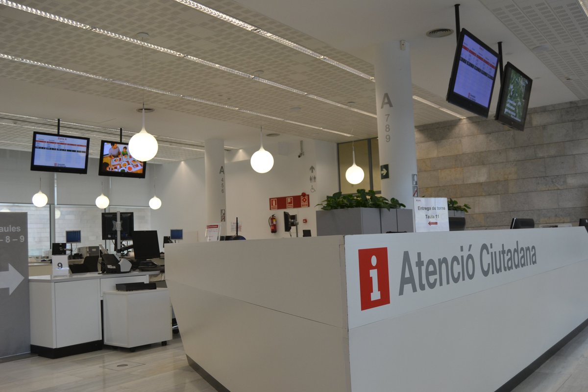 govgirona's tweet image. Bon dia!😀Els mesos de juliol i agost a l'OAC atenem en horari d'estiu⛱️: de 9 a 15 h.
I el 25 de juliol, Sant Jaume, tanquem per festa local a Girona.
Recomanem demanar hora!🕒T’atendrem millor i sense esperes!