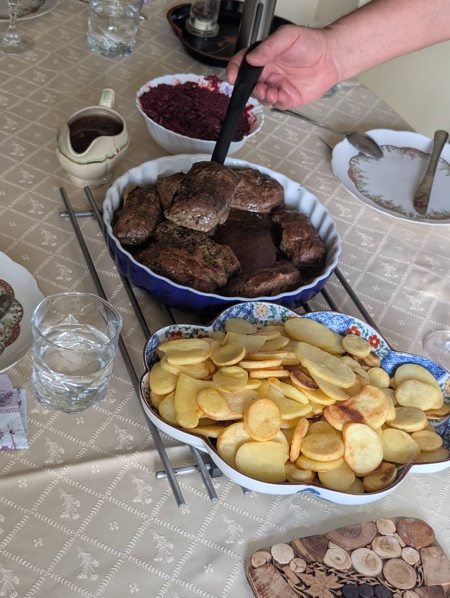Pani Kaoru Ariga, pisarka i blogerka kulinarna odwiedziła Polskę, by zapoznać się z tradycyjną i nowoczesną kuchnią polską. Dziękujemy Pani Grażynie i Panu Wojtkowi za gościnę w Kątach Węgierskich!
#kuchniapolska #grzybobranie #polskielato #szarlotka
<a href="/kaorun6/">有賀 薫</a>