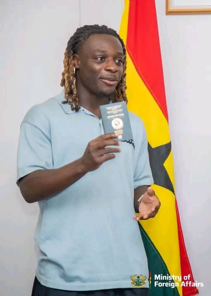 SarfoBoateng7's tweet photo. Ghanaian-Belgian footballer Jérémy Baffour Doku, who plays for Manchester City, has received his Ghanaian passport for the first time. As a dual citizen, he’s entitled to, it a step that reflects his desire to stay connected to his Ghanaian roots despite representing Belgium https://t.co/PeWuMFkv4w