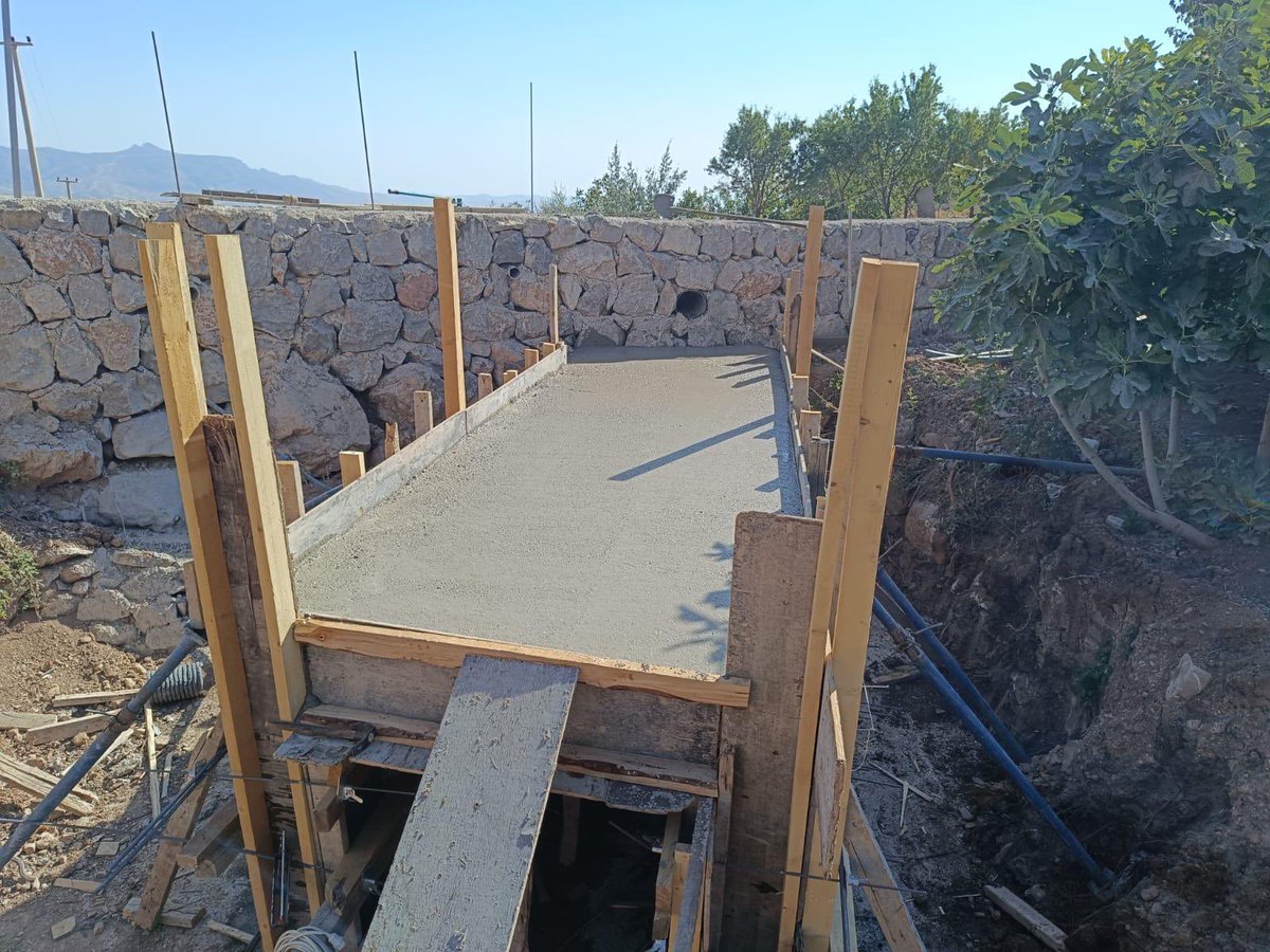 Gühüzok Yolu üzerinde, ulaşım güvenliğini artırmak ve su geçişlerini daha sağlıklı hale getirmek amacıyla menfez çalışmalarımız hummalı bir şekilde devam ediyor.