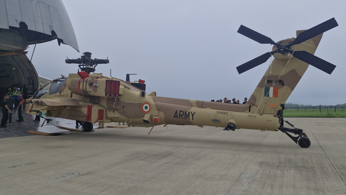 ShivAroor's tweet image. BREAKING: Indian Army's first AH-64E Apache attack helicopters arrive. Love that desert camo. They'll be based out of Jodhpur.