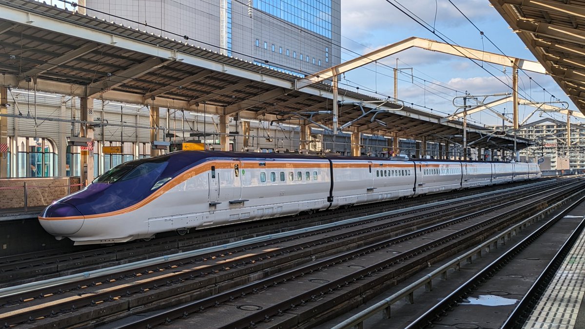 【速報】

JR東日本E8系　調査結果発表

補助電源装置内の
電力変換する半導体素子
特定時期以降製造のもので
想定より高い制御電流が流れ温度上昇
周囲温度の上昇もあり
保護素子が誤動作し
半導体素子が損傷。

誤動作防ぐ対策実施へ。

8月1日〜単独運転を順次再開
定期列車は通常ダイヤへ

#つばさ