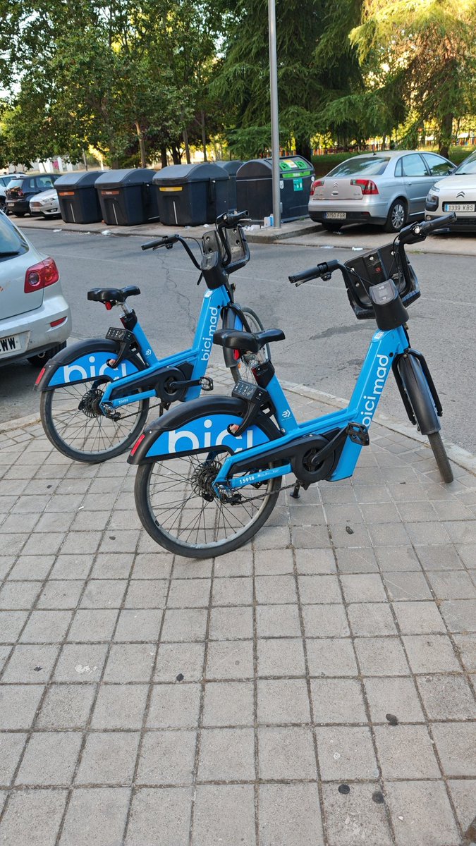 jrtuiteando's tweet image. Hola @bicimad . Bicicletas 10494 y 15938 abandonadas en calle Campotejar 15