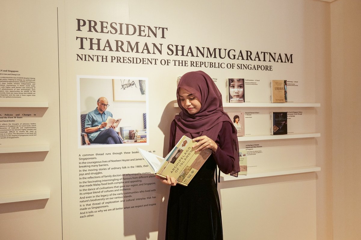 lkcnhm's tweet image. The Musuem is honoured that President Tharman Shanmugaratnam, President of the Republic of Singapore and NUS Chancellor, has selected our recently published book, ‘Archipelago of Islands: Natural and Other Histories of Singapore’ as one of his eight recommended reads! 📚🏝