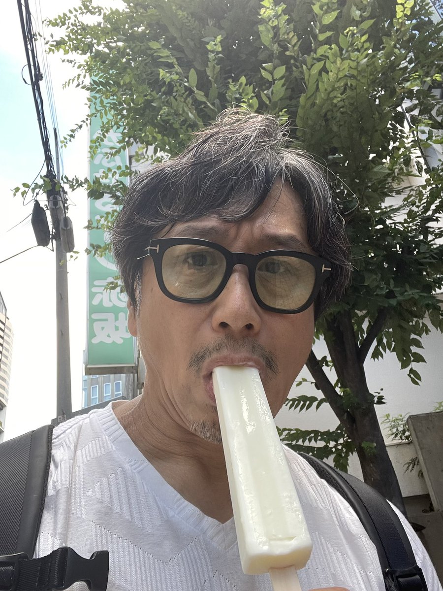 hirokitouchi's tweet image. 昔ながらのアイスキャンディー，おじさん。

スッゴく美味しいんだけど、

スッゴイ勢いで溶けるので、

1分ぐらいで食べたら、

久々にキーーーン