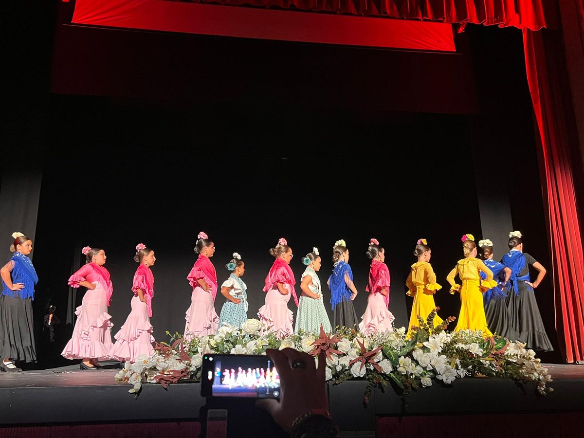 ContraCancerSEV's tweet image. 💃✨ El 27 de junio, la academia «Compás de la Plazuela» de Pilar Muñoz clausuró su curso con un evento solidario en el Teatro Municipal San Juan.
🎟️ Más de 200 personas y la "butaca cero" lograron más de 700 € a favor de @ContraCancerSEV en
Écija.
¡Gracias por bailar con 💚!