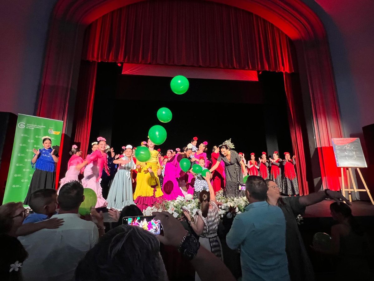 ContraCancerSEV's tweet image. 💃✨ El 27 de junio, la academia «Compás de la Plazuela» de Pilar Muñoz clausuró su curso con un evento solidario en el Teatro Municipal San Juan.
🎟️ Más de 200 personas y la "butaca cero" lograron más de 700 € a favor de @ContraCancerSEV en
Écija.
¡Gracias por bailar con 💚!