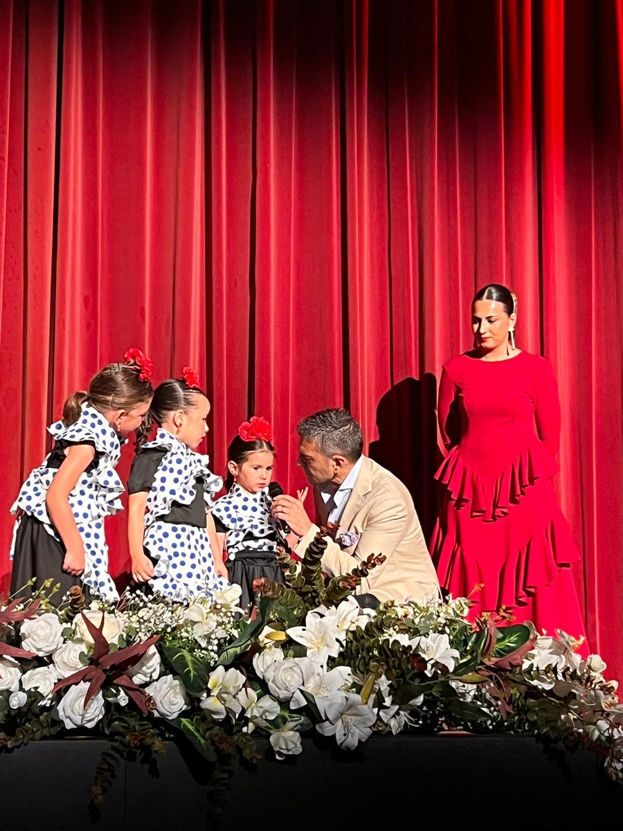 ContraCancerSEV's tweet image. 💃✨ El 27 de junio, la academia «Compás de la Plazuela» de Pilar Muñoz clausuró su curso con un evento solidario en el Teatro Municipal San Juan.
🎟️ Más de 200 personas y la "butaca cero" lograron más de 700 € a favor de @ContraCancerSEV en
Écija.
¡Gracias por bailar con 💚!