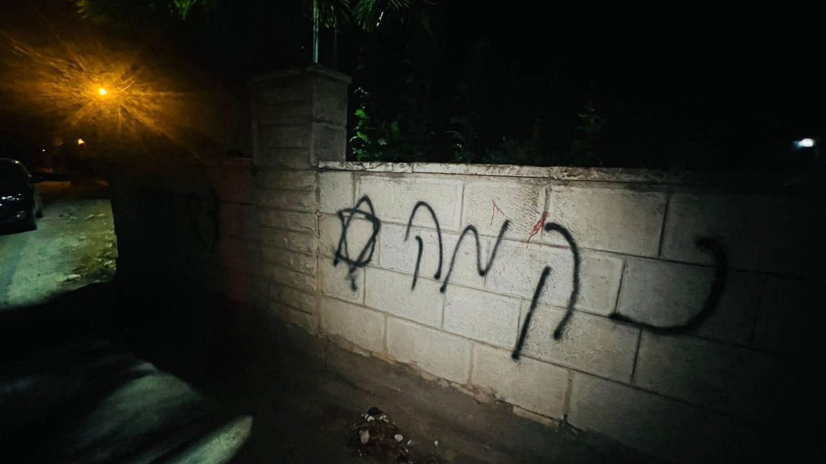 nurityohanan's tweet image. עוד לילה בגדה. אלמונים שמרססים נקמה בעברית ולכן ממש מסתורין מה זהותם הלאומית תועדו מרססים ומציתים מכוניות בכפר ביתין. אין נפגעים.