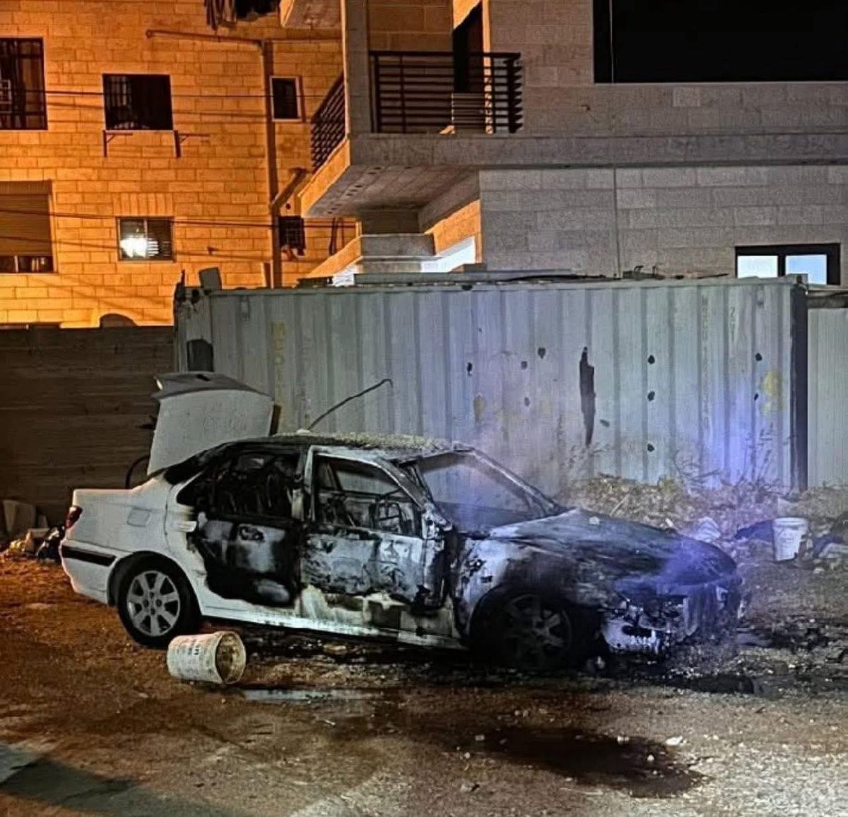 nurityohanan's tweet image. עוד לילה בגדה. אלמונים שמרססים נקמה בעברית ולכן ממש מסתורין מה זהותם הלאומית תועדו מרססים ומציתים מכוניות בכפר ביתין. אין נפגעים.