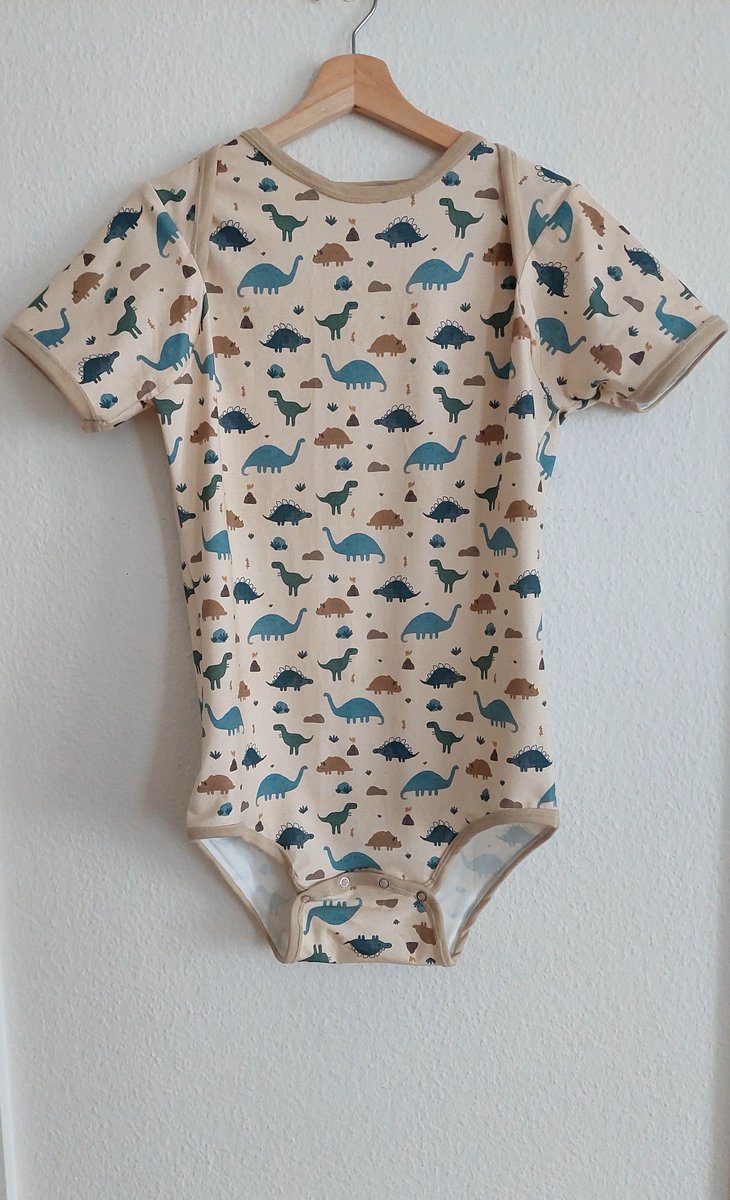 _LittleCutieBoy's tweet image. Rawr!🦖🦕 this dino onesie is so comfy and keeps my diaper on place😇 and the best part is I have sewed it myself🪡🧵💖
#diaperboy #onesie #abdlboy