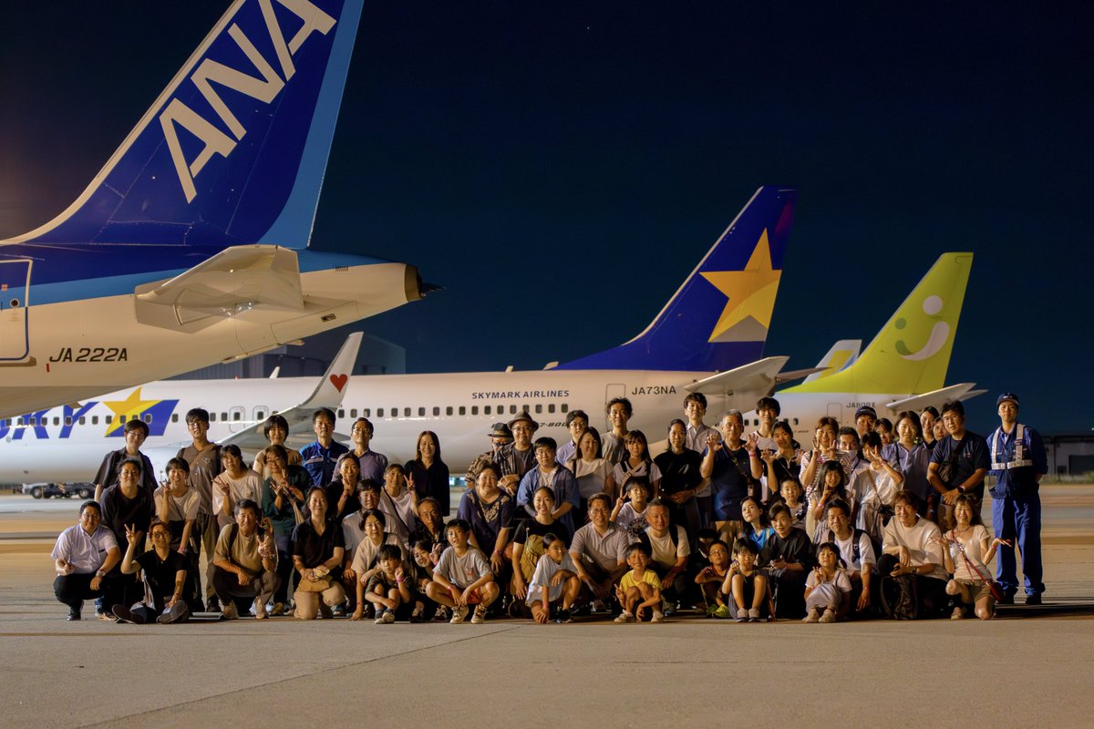 KIX_ITAMI_KOBE's tweet image. 8/22(金)22時から🌙神戸空港 滑走路ナイトウォークツアーを開催✈️
航空灯火が灯る幻想的な夜の神戸空港を、ガイドのナレーションとともに歩いてみませんか?
参加お申込みは2025/8/4(月)まで!詳しくはイベントページをご覧ください👇
kairport.co.jp/event/2025nigh…