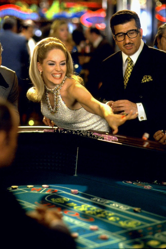Turco84_'s tweet image. "Ginger era la mejor buscavidas de Las Vegas. Era capaz de coger a un millonario el viernes y devolverle el lunes sin nada ante su mujercita y sus contables."
🎬 Casino (1995)