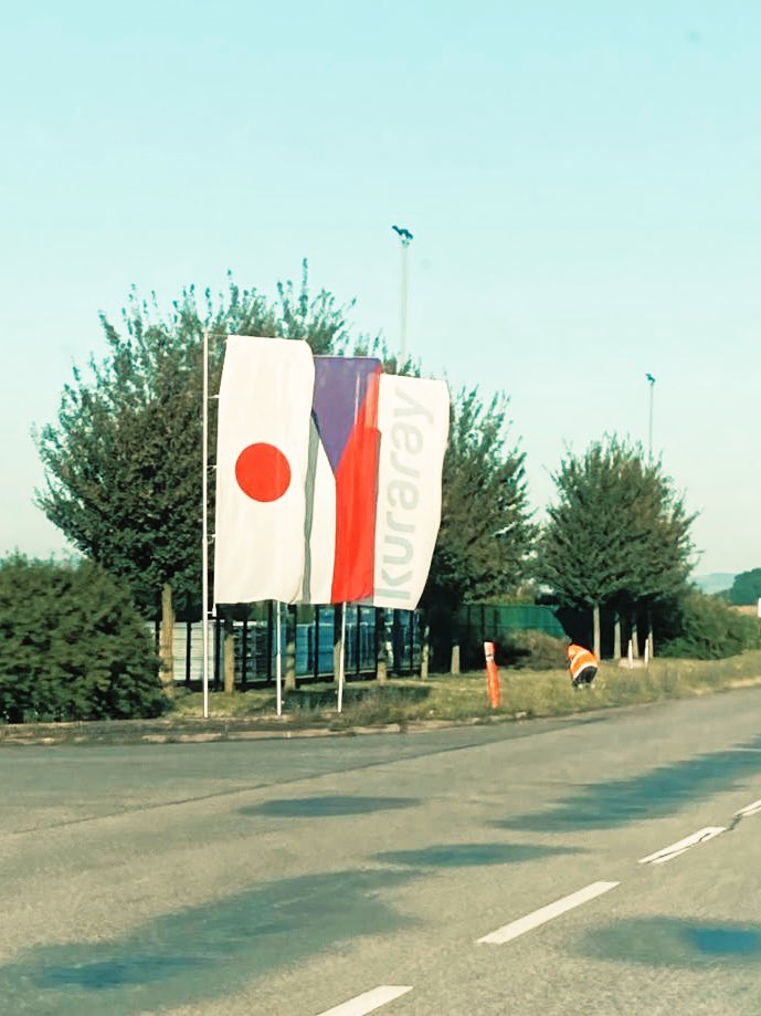 vader254's tweet image. Městečko je na slavností přijetí presidenta Petra Pavla japonským císařem Naruhitem a premiérem Išibou srdečně naladěno. 
#prcatchmury