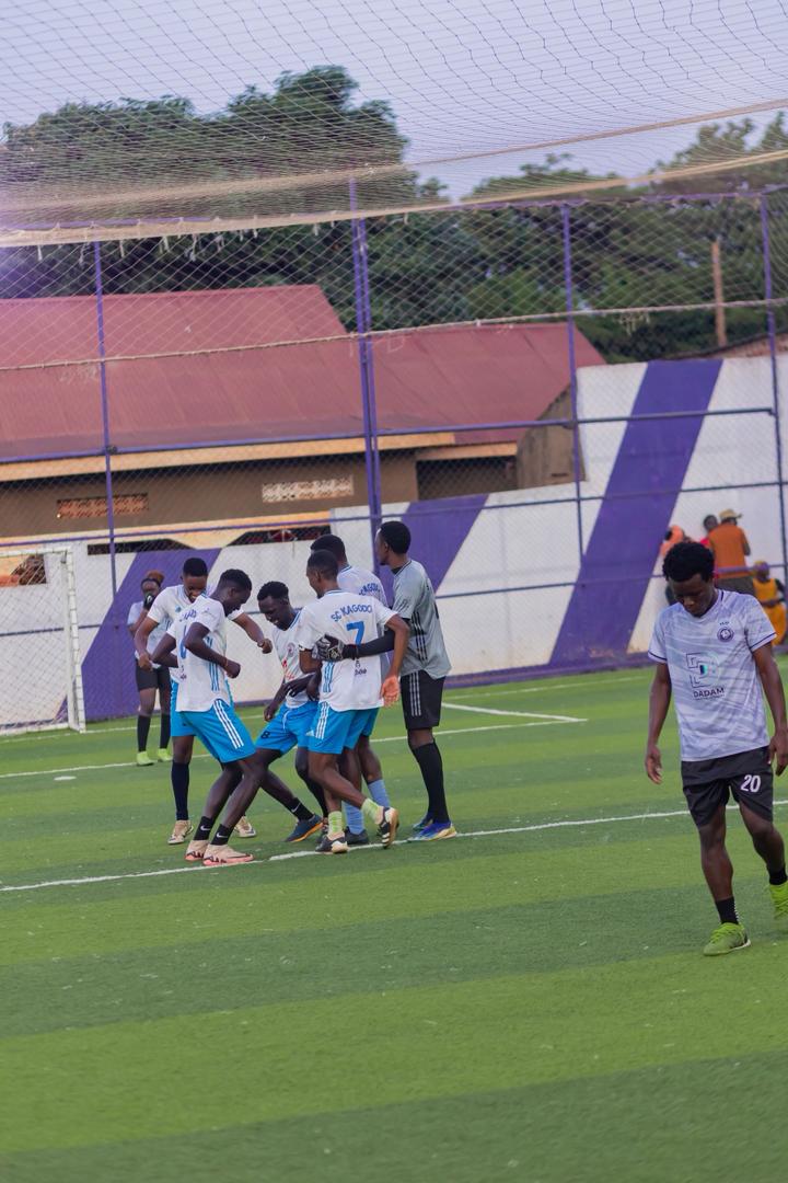 sckagodo's tweet image. .@KalutDenis96's dopamine goal sent us straight into madness.
Fans hugging strangers, jerseys flying, hearts racing like we just won the World Cup.
#Uoxleague
#RoadToBulenga
