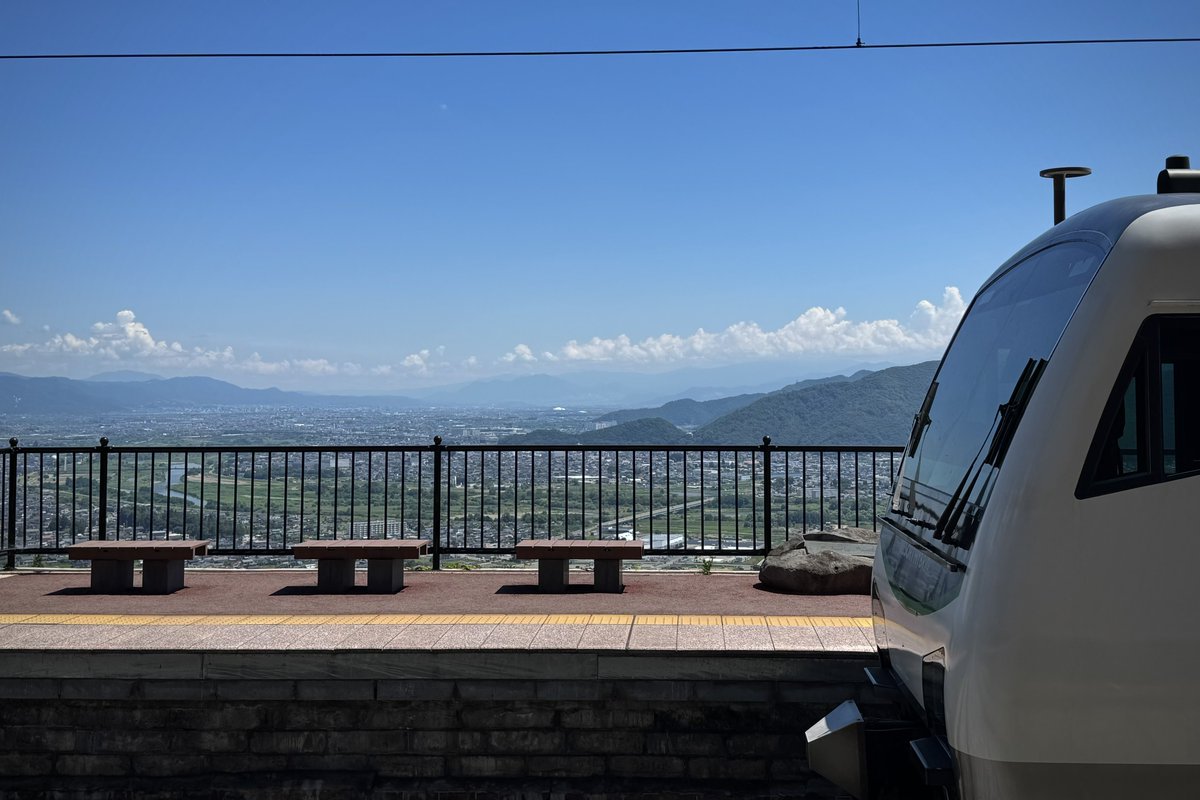 always_rain3's tweet image. 旅の最後は姨捨駅で下車。
日本三大車窓で知られる無人駅。

ホームから長野盆地を一望できることから観光客にも人気がある。
この駅はスイッチバック方式となっているため駅名標も凝っていて面白い。