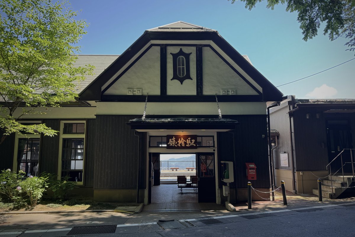 always_rain3's tweet image. 旅の最後は姨捨駅で下車。
日本三大車窓で知られる無人駅。

ホームから長野盆地を一望できることから観光客にも人気がある。
この駅はスイッチバック方式となっているため駅名標も凝っていて面白い。