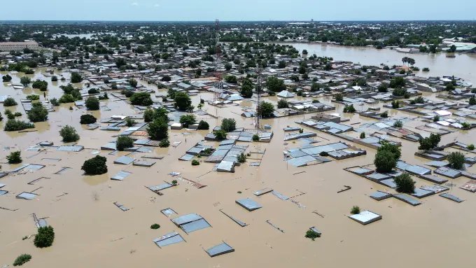 AbiluTangwa's tweet image. The planet is screaming for help, and we can’t ignore it any longer! 🌊 Floods are ravaging communities, fueled by climate change driven by unchecked greed and over-reliance on fossil fuels. The rich and powerful must wake up,oil won’t last forever, and exploiting people and the…