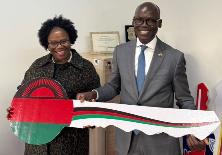 AusEmbZim's tweet image. Great to🤝 with Malawi Principal Secretary for Trade & Industry Ms Christina Zakeyo & hear Malawi continues to open🗝️its borders for trade. Through the @AfCFTA MOU, Australia is committed to lifting its $12 billion trade 📈with Africa. 🇦🇺🤝🇲🇼