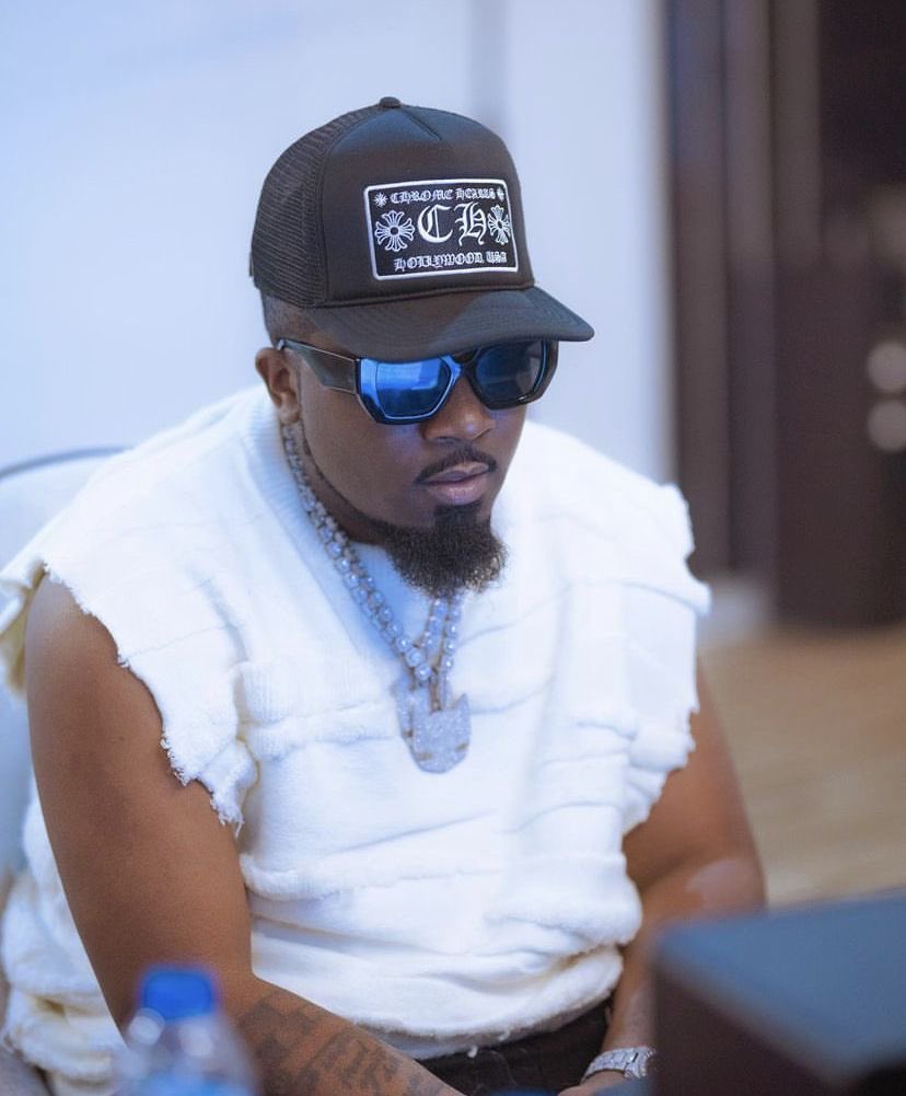 NigerianBarz's tweet image. "My instincts automatic relinquish, bullets in the air make all my enemies skin bleach.
Before you diss Ice, you gats to think twist, I mean twice, no cause (curse), no fucking film tricks.
My neck so icy on that Cuban link shit..."
"Slap The Ring" ft. Ice Prince