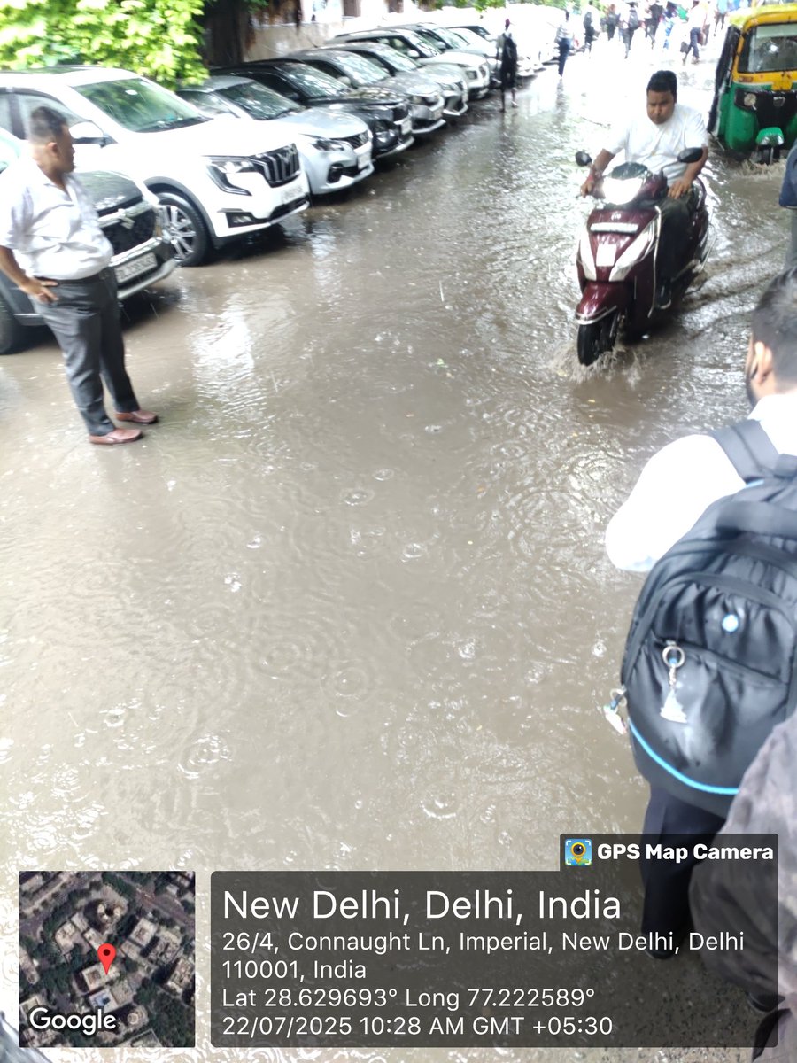YTKDIndia's tweet image. Connaught Lane, heart of the Capital.
A little rain and the roads vanish, footpaths drown, and citizens tiptoe through filth.
Delhi rains don’t expose the drainage—they expose the Governance. 🤷🏻♂️