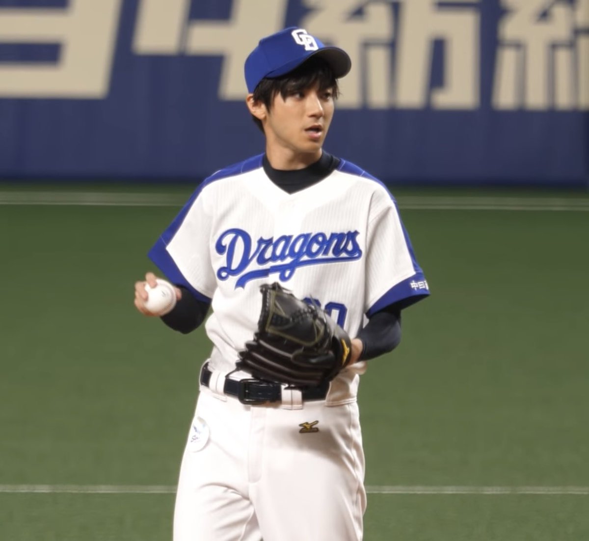 야구 유니폼 입은 유키 쿨탐 참