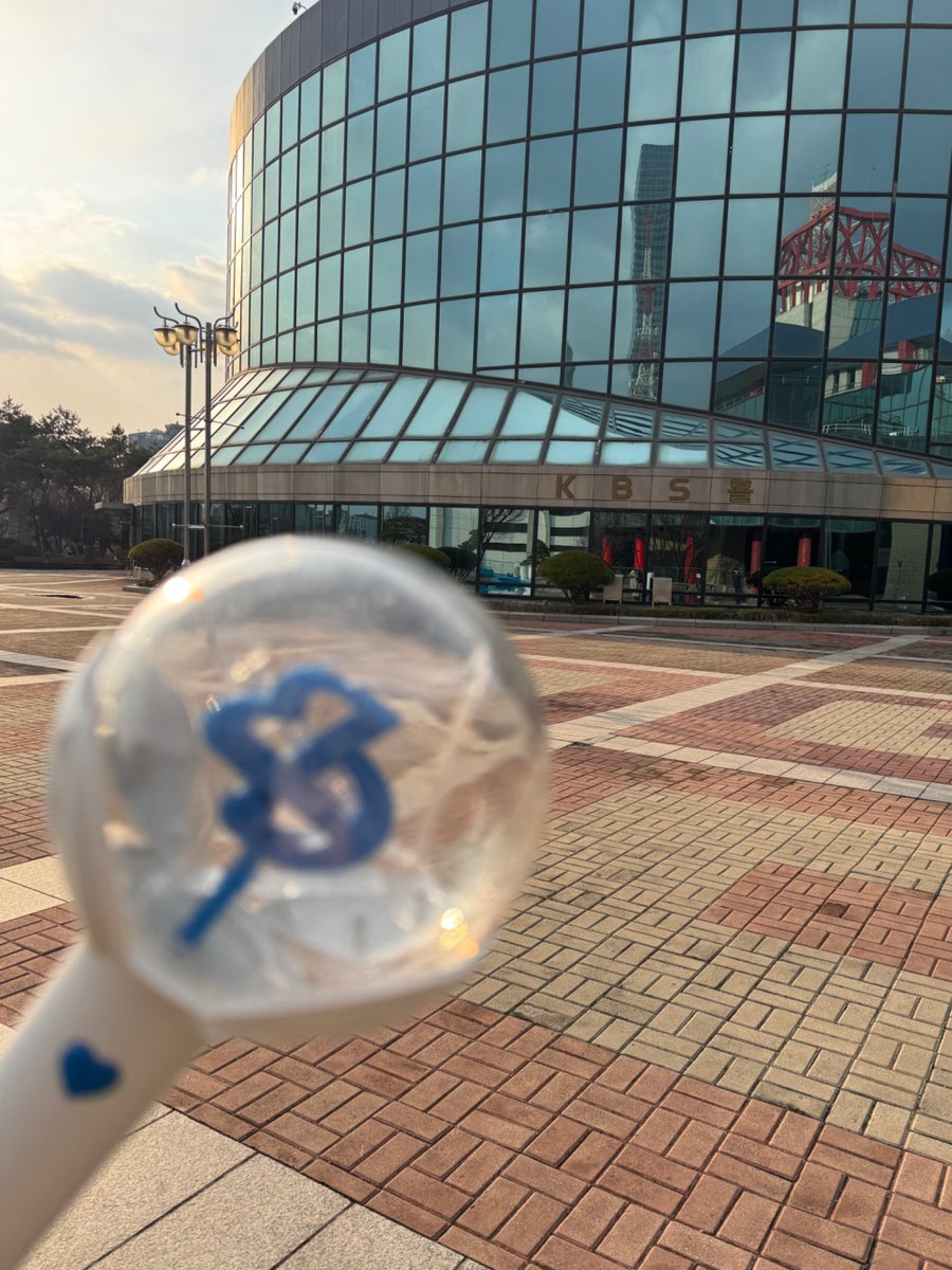 TBL_STAFF's tweet image. [📢] 박보검 250722 (화) KBS2 ‘더 시즌즈 - 박보검의 칸타빌레’ 팬클럽석 인원 체크 안내

💙 시간 : 5:45PM (KST)
💙 장소 : KBS 신관 공개홀 옆 KBS홀 광장

참여하는 보검복지부 여러분께서는 아래 사진 속 장소로 모여주시기 바랍니다. ✨

#PARKBOGUM #박보검
#더시즌즈 #박보검의칸타빌레