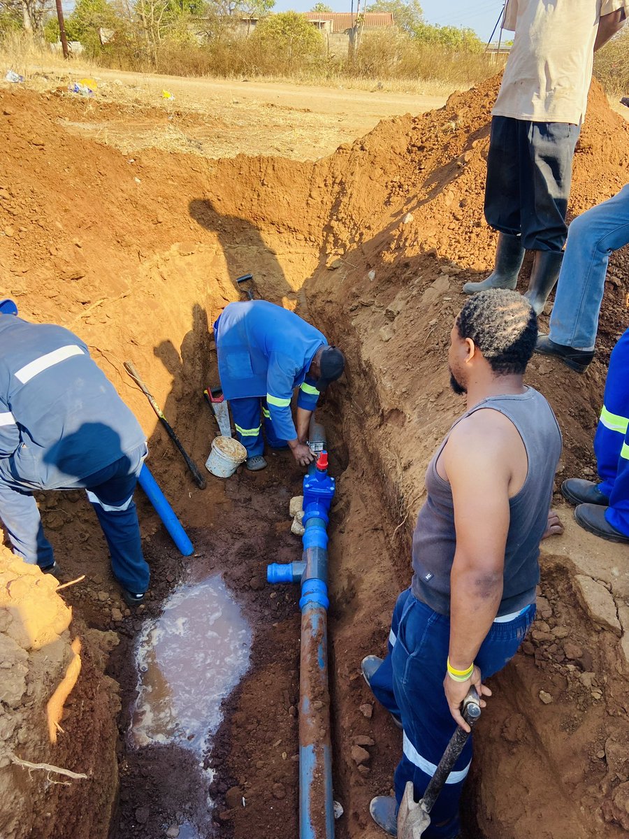 EFFward11's tweet image. ♦️Yesterday♦️
Ward Cllr Mafia Fane joined the maintenance and operations team as well as community members of Emkhatsini section KaHoyi, on the ground to attend to lack of water in the section. The team was working on legally connecting the section in the network to improve…