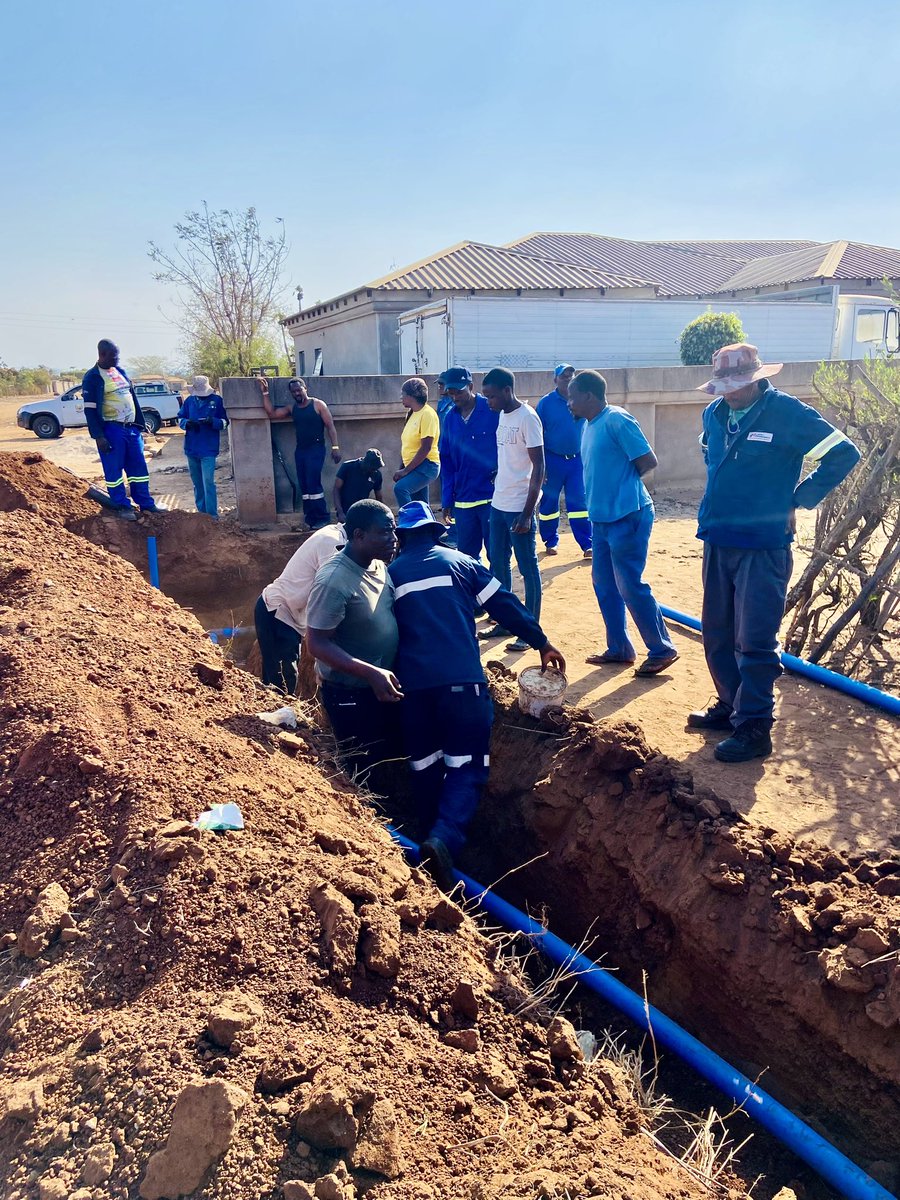 EFFward11's tweet image. ♦️Yesterday♦️
Ward Cllr Mafia Fane joined the maintenance and operations team as well as community members of Emkhatsini section KaHoyi, on the ground to attend to lack of water in the section. The team was working on legally connecting the section in the network to improve…