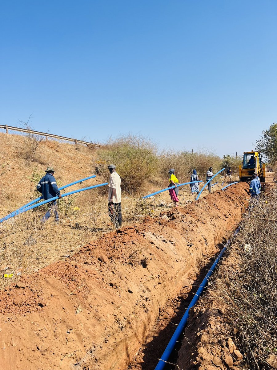 EFFward11's tweet image. ♦️Yesterday♦️
Ward Cllr Mafia Fane joined the maintenance and operations team as well as community members of Emkhatsini section KaHoyi, on the ground to attend to lack of water in the section. The team was working on legally connecting the section in the network to improve…