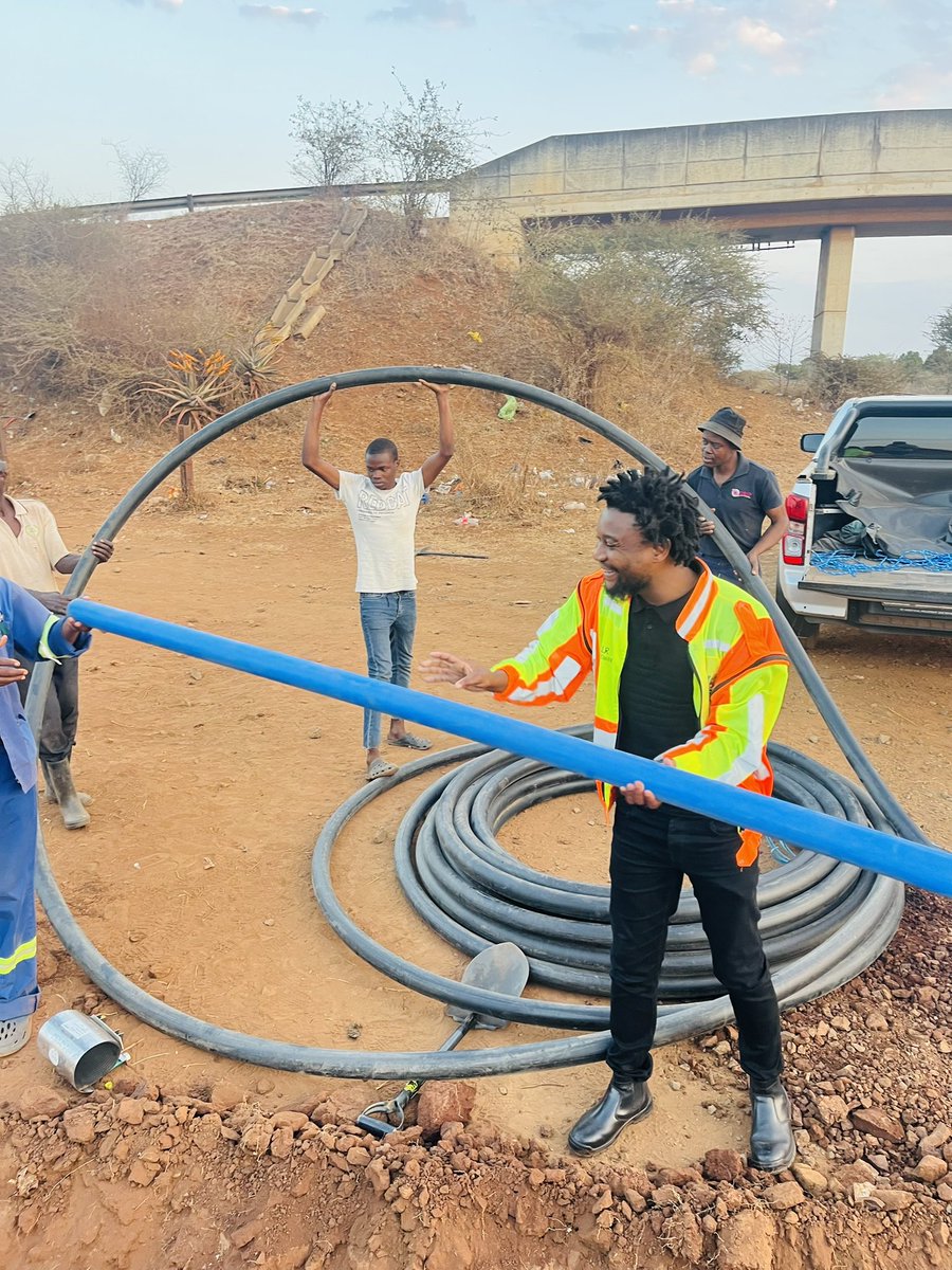 EFFward11's tweet image. ♦️Yesterday♦️
Ward Cllr Mafia Fane joined the maintenance and operations team as well as community members of Emkhatsini section KaHoyi, on the ground to attend to lack of water in the section. The team was working on legally connecting the section in the network to improve…