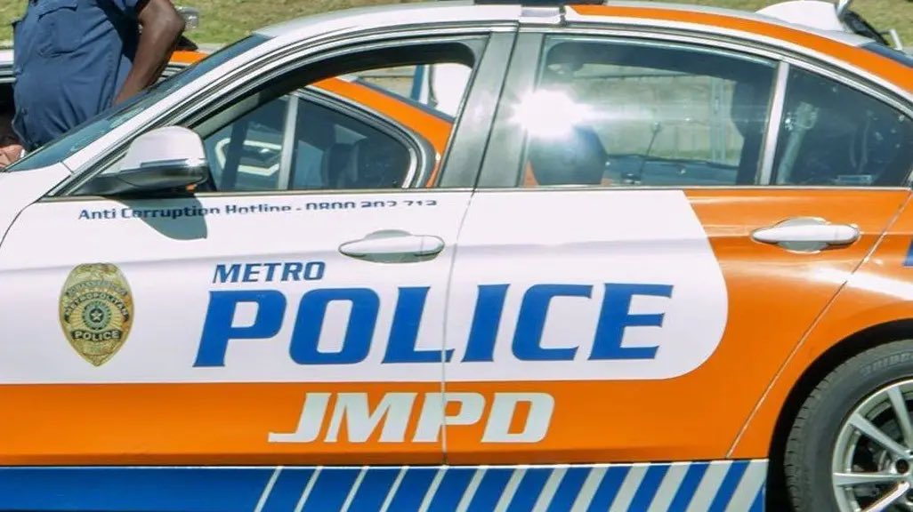 PrimeTimeNewsZA's tweet image. Johannesburg Officers Arrested for Extortion
Authorities have arrested two Johannesburg Metropolitan Police Department (JMPD) officers accused of extorting R8,000 from a driver.
The incident began when the officers pulled over the motorist's vehicle, claiming he had fled from a…