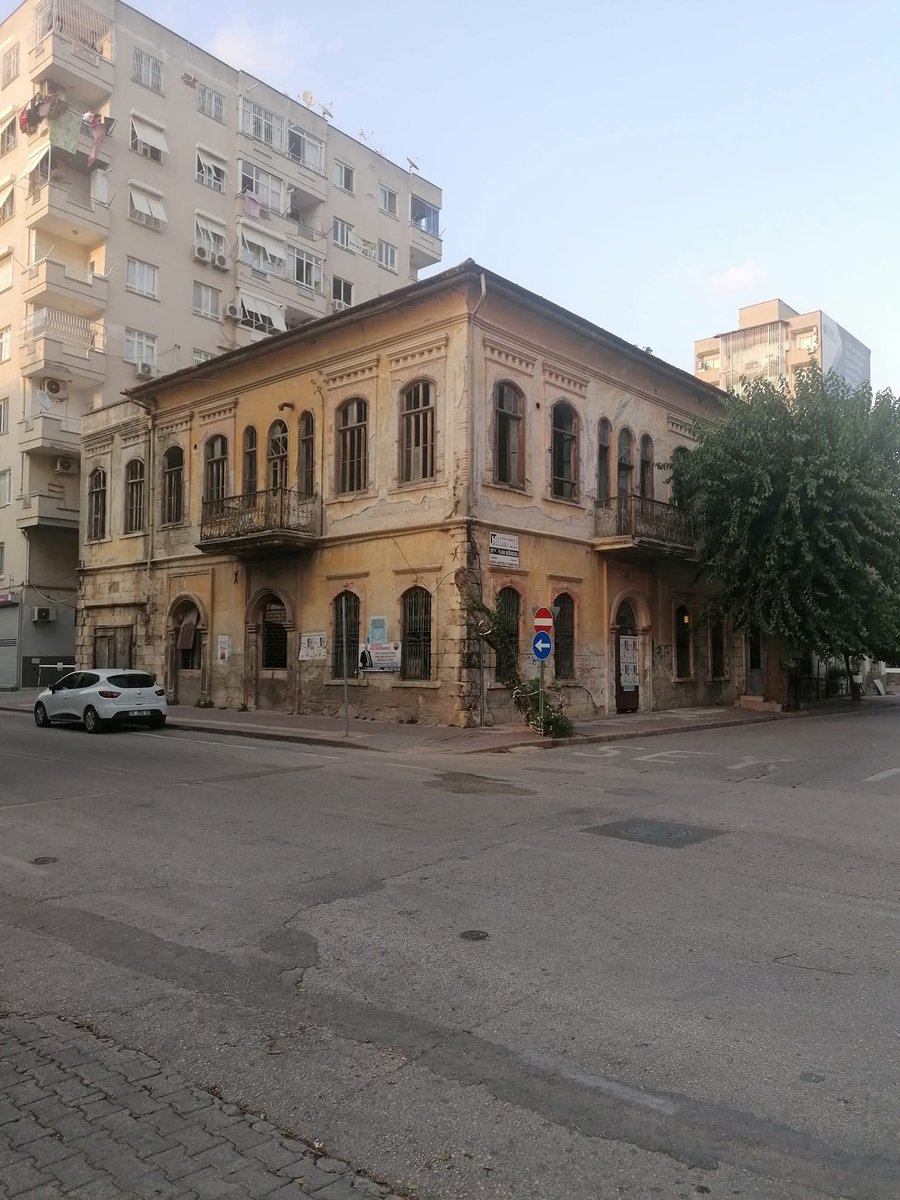 TEMUR AĞA KONAĞI.

Neredeyse bir asırlık bu konak, tipik eski Adana evlerinden farklı olarak taş malzeme kullanılarak devasa boyutta inşa edilmiş.
Eşsiz bir yapı ancak yıllardır bir o kadar da bakımsız. 
Kültürel ve tarihi mirasımıza sahip çıkılması, korunması dileğiyle.