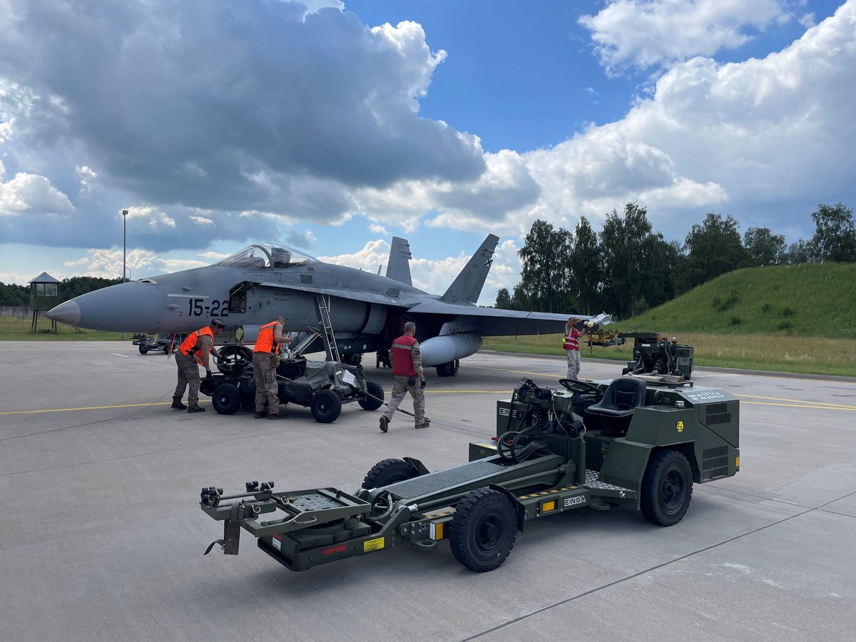 Defensagob's tweet image. ✈️ Despega el Destacamento 'Stinga', formado por 122 militares del @EjercitoAire.
Hoy llegan a Islandia 🇮🇸 los seis F-18 que, desde el día 28, reforzarán la misión de Policía Aérea de la @NATO, velando por la seguridad del espacio aéreo aliado.
¡Buena misión, aviadores!