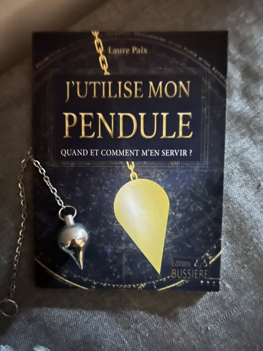 Il y a quelques années j’ai acheté ce livre lors de mes débuts au pendule. Cet été  j’ai récupéré un #pendule chez ma belle grand-mère🕊️ mais là quelle ne fut pas ma surprise ?! Presque le même👀 (j’ai jamais eu de pendule de cette forme) Hâte de voir si ca va le faire ensemble🫶🏼