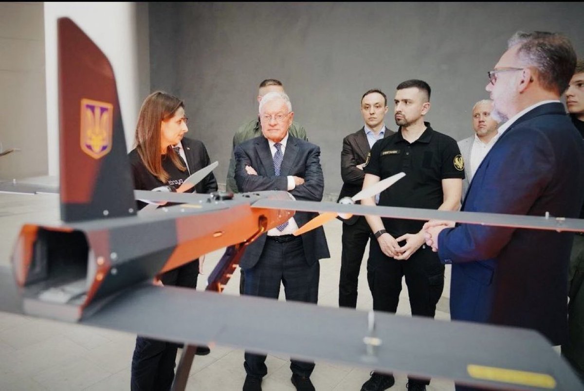 Megatron_ron's tweet image. NEW:
🇺🇸🇷🇺 Russia struck the drone manufacturing site after Kellog visited
Trump’s special envoy Keith Kellogg was tracked and the facilities he visited for propaganda videos, were hit by Russian drones.