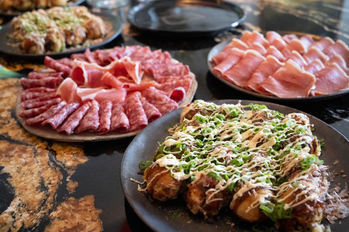 EnGourmand's tweet image. 昨晩はTeam @chikuparis による宴。たこ焼きに始まり、オマール海老に和牛と続き、デザートへ。只今写真整理中。