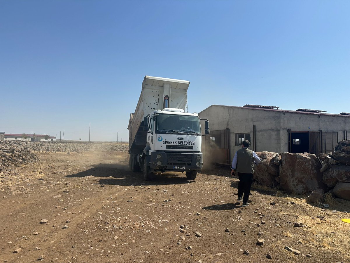 Kırsal mahallelerimizin ulaşım konforu artıyor! 🚜🛣️

Kırsal Hizmetler Müdürlüğümüz, bölge ayrımı yapmaksızın yol yapım çalışmalarına aralıksız devam ediyor.

Ekiplerimiz, mahalle içi ve bağlantı yollarında hem kaliteyi hem de güvenliği artırmak için sahada yoğun mesai harcıyor.