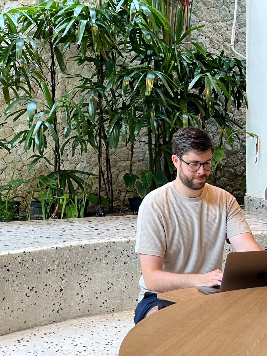 colingrowlancer's tweet image. &quot;I don&apos;t want to be a LinkedIn creator.&quot; I hear this from marketers all the time.

Good news: you don&apos;t need to be.

You don&apos;t need:

- Daily posts
- Viral content
- Thousands of followers
- To share your personal life

You just need a strategic presence that positions you as the…