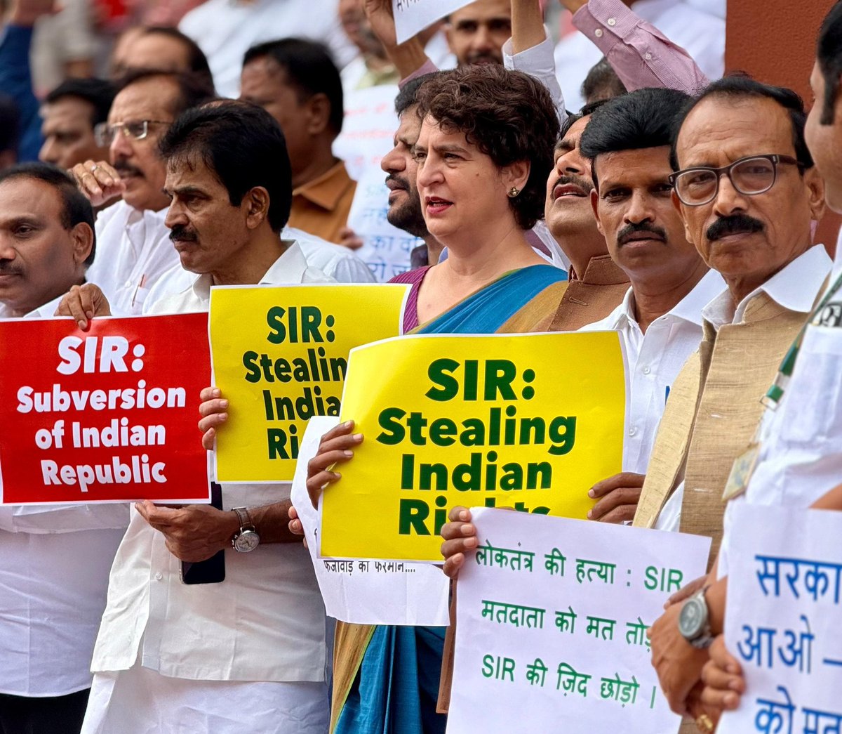 Priyanka Gandhi Vadra (@priyankagandhi) on Twitter photo рдкрд╣рд▓реЗ рдорд╣рд╛рд░рд╛рд╖реНрдЯреНрд░ рдореЗрдВ рд╡реЛрдЯрд░ рд▓рд┐рд╕реНрдЯ рдореЗрдВ рд╡реЛрдЯрд░ рдмрдврд╝рд╛рдХрд░ рдЪреБрдирд╛рд╡ рдХреА рдЪреЛрд░реА рдХреА рдЧрдИред рдЕрдм рдмрд┐рд╣рд╛рд░ рдореЗрдВ рд╡реЛрдЯрд░ рдХреЗ рдирд╛рдо рдХрд╛рдЯрдХрд░ рдпрд╣реА рдХрд░рдиреЗ рдХреА рдХреЛрд╢рд┐рд╢ рдХреА рдЬрд╛ рд░рд╣реА рд╣реИред Special Intensive Revision (SIR) рдХреЗ рдирд╛рдо рдкрд░ рд▓рд╛рдЧреВ рдХреА рдЬрд╛ рд░рд╣реА 'рд╡реЛрдЯрдмрдВрджреА' рд╕рдВрд╡рд┐рдзрд╛рди рдореЗрдВ рджрд┐рдП рдЧрдП рд╡реЛрдЯ рдХреЗ рдЕрдзрд┐рдХрд╛рд░ рдХреЛ рдЫреАрдирдиреЗ рдХреА рд╕рд╛рдЬрд┐рд╢ рд╣реИред рд╣рдо рд╕рдВрд╡рд┐рдзрд╛рди рдХреЛ рдХреБрдЪрд▓рдиреЗ рдХреА рд╣рд░ рдкрд╣рд▓реЗ рдорд╣рд╛рд░рд╛рд╖реНрдЯреНрд░ рдореЗрдВ рд╡реЛрдЯрд░ рд▓рд┐рд╕реНрдЯ рдореЗрдВ рд╡реЛрдЯрд░ рдмрдврд╝рд╛рдХрд░ рдЪреБрдирд╛рд╡ рдХреА рдЪреЛрд░реА рдХреА рдЧрдИред рдЕрдм рдмрд┐рд╣рд╛рд░ рдореЗрдВ рд╡реЛрдЯрд░ рдХреЗ рдирд╛рдо рдХрд╛рдЯрдХрд░ рдпрд╣реА рдХрд░рдиреЗ рдХреА рдХреЛрд╢рд┐рд╢ рдХреА рдЬрд╛ рд░рд╣реА рд╣реИред Special Intensive Revision (SIR) рдХреЗ рдирд╛рдо рдкрд░ рд▓рд╛рдЧреВ рдХреА рдЬрд╛ рд░рд╣реА 'рд╡реЛрдЯрдмрдВрджреА' рд╕рдВрд╡рд┐рдзрд╛рди рдореЗрдВ рджрд┐рдП рдЧрдП рд╡реЛрдЯ рдХреЗ рдЕрдзрд┐рдХрд╛рд░ рдХреЛ рдЫреАрдирдиреЗ рдХреА рд╕рд╛рдЬрд┐рд╢ рд╣реИред рд╣рдо рд╕рдВрд╡рд┐рдзрд╛рди рдХреЛ рдХреБрдЪрд▓рдиреЗ рдХреА рд╣рд░