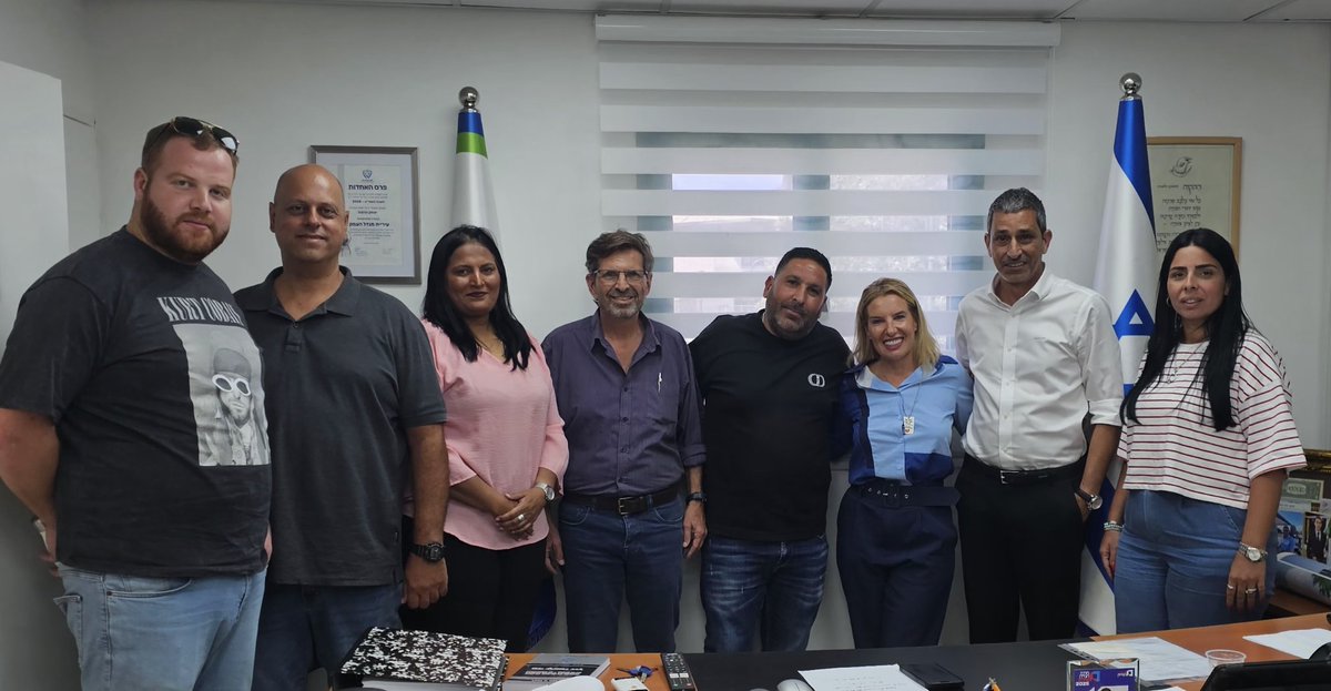 talgilboa's tweet image. אתמול נפגשתי עם ראש עיריית מגדל העמק, המנכ"לית, ראשי האגפים, הוטרינרים לדון בנושא בעה"ח המשוטטים בעיר.
השנה ניגשה וזכתה הרשות בקול קורא צמצום התרבות חתולים, הרשות ביקשה 2000 חתולים להבדיל משנה שעברה שעיקרו 500, ישנו וטרינר נבחר לביצוע המבצע בהשקעה כלכלית נכבדת של הרשות.
ישנו…