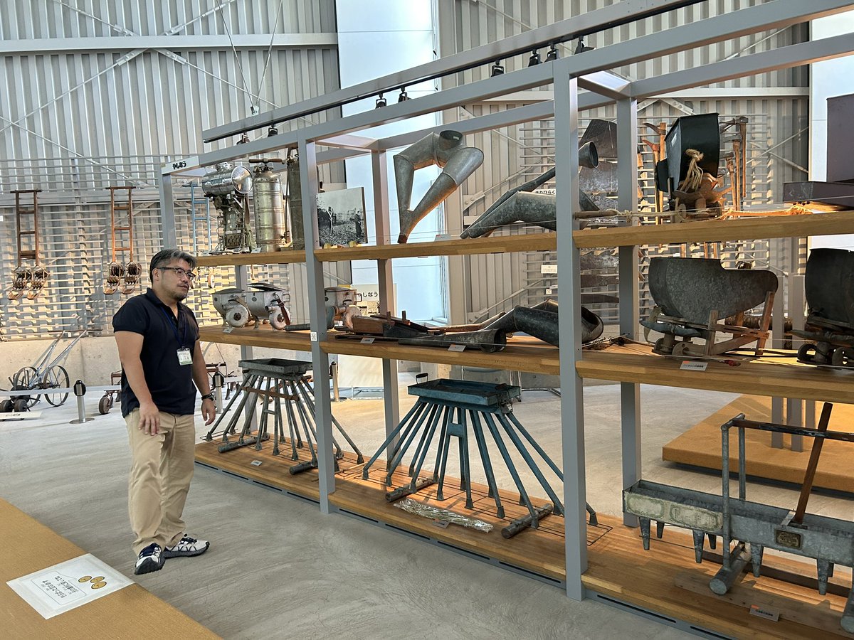 夏の企画展は「上田式豆播器の世界」。
芽室町ふるさと歴史館ねんりんへ、上田式をお借りしに行って来ました。

同館では、なんと全国唯一の「上田式豆播器体験コーナー」とレプリカがあります！

写真は担当の大橋学芸員。

#浦幌町立博物館 #芽室町ふるさと歴史館ねんりん #浦幌 #上田式豆播器の世界