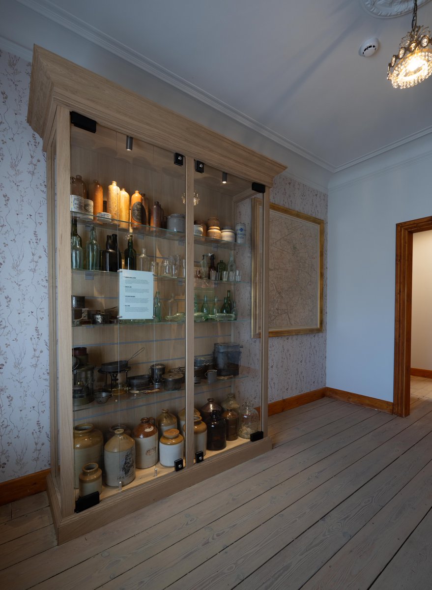 MMP1917's tweet image. What did soldiers eat and drink during WWI? In this display: corned beef, mess tins, a Primus stove, and bottles of Schweppes, Perrier, Gordon’s gin – all found on site. British rum came in SRD jars: Supply Reserve Depot.