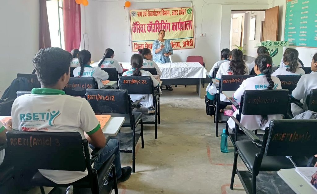 cdoamethi's tweet image. आज दिनांक 22 जुलाई 2025 को आरसेटी, गौरीगंज में टैली कोर्स प्रशिक्षण प्राप्त कर रहे प्रतिभागियों को जिला सेवायोजन अधिकारी द्वारा आउटसोर्सिंग सेवाओं, सेवायोजन अवसरों एवं स्वरोजगार योजनाओं की विस्तृत जानकारी प्रदान की गई, जिससे प्रतिभागी युवा आत्मनिर्भर बन सकें।