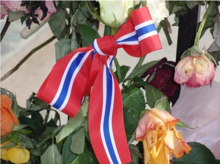 Hace 14 años, un ultraderechista mató a 77 personas de las Juventudes del Partido Laborista (Arbeidernes Ungdomsfylking, AUF) de Noruega en la Isla de Utoya. ¡Nunca los olvidaremos! 🌹