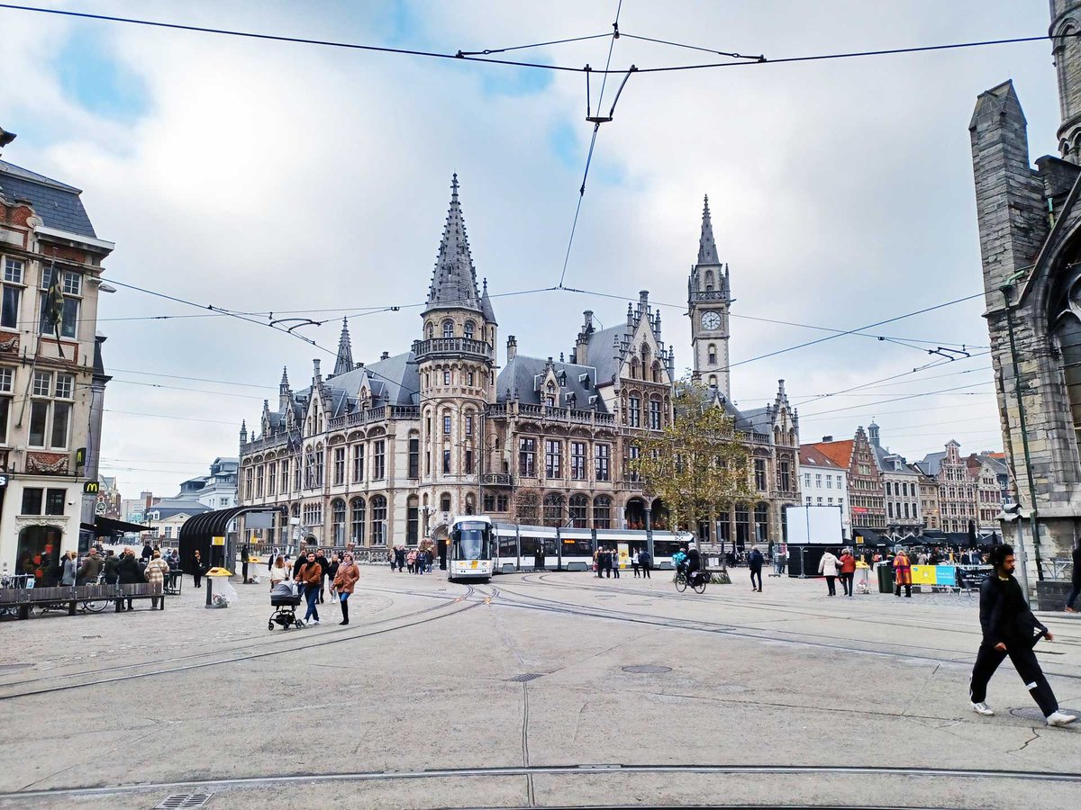 En 2017, Gante 🇧🇪hizo lo impensable: restringió el 🚗 🌬️ en el centro urbano, con una simple y contundente reorganización, devolviendo las calles a las personas🚶‍♀️👩‍🦯🧑‍🦽 🚲

Spoiler:  No fue un  camino de🌹🌹

Te lo cuento brevemente en esta otra entrega de #VeranoUrbano 🧵👇