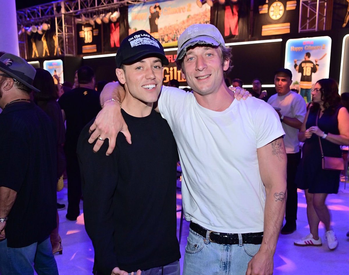 sourlacy's tweet image. ethan cutkosky and jeremy allen white together again😭