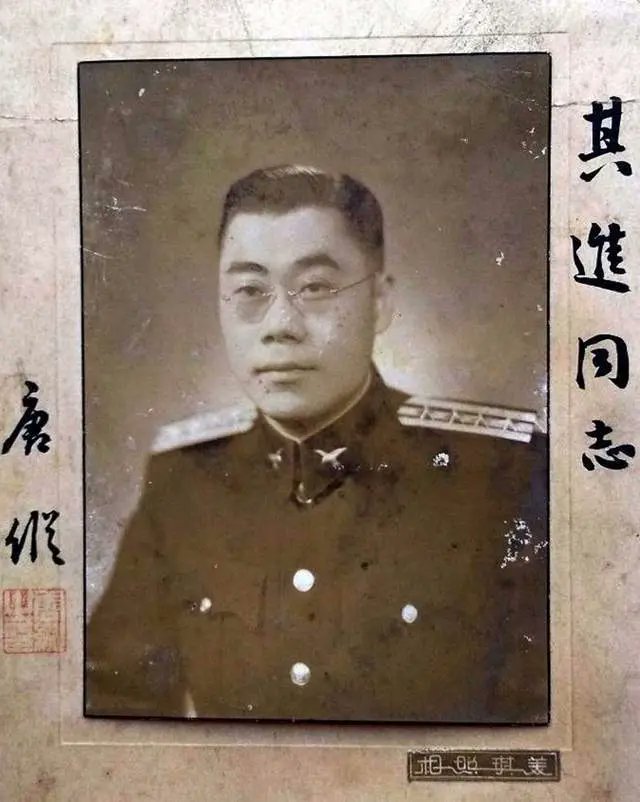 ruanyf's tweet image. 去年,我读了一本好书《唐纵日记》,做了很多摘录。
唐纵(1905--1981),湖南酃县人,毕业于黄埔军校六期,蒋介石的心腹幕僚,军统头目戴笠的密友。
唐纵有写日记的习惯,保持了20年没有间断。1949年撤退时,他来不及把日记带走,被解放军缴获,文革后在大陆出版。ruanyifeng.com/blog/2025/07/t…