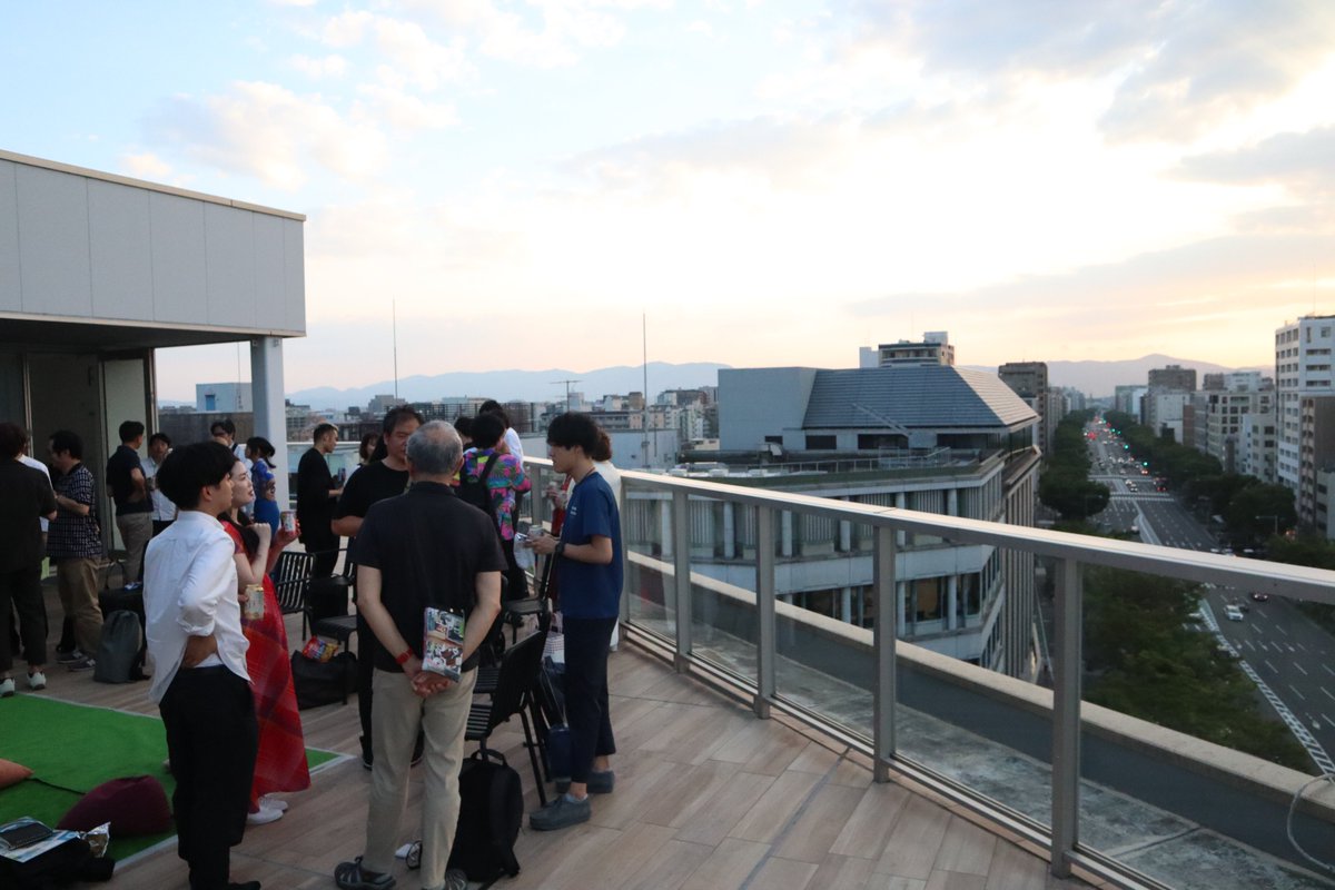 ＼開放的な場所での交流会／
QUESTIONで毎月開催している異業種交流会「つながるピッチ」が先日第35回を迎えました！
初めて屋上で、しかも夜に開催するという新しい試みでした📷
イベントの様子はこちら：question.kyoto-shinkin.co.jp/arti.../articl…