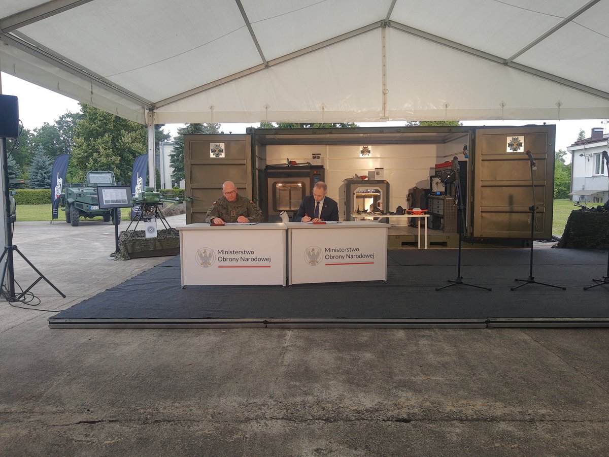 Defence24 (@defence24pl) on Twitter photo <a href="/DamianDuda17/">Damian Duda</a> W trakcie trwania spotkania, Sekretarz Stanu w <a href="/MON_GOV_PL/">Ministerstwo Obrony Narodowej 🇵🇱</a> <a href="/CTomczyk/">Cezary Tomczyk</a> podpisał umowy z instytutami wojskowymi, dotyczące doskonalenia taktyki, techniki i procedur użycia Bezzałogowych Systemów Uzbrojenia. Zakres prac obejmie m. in. projektowanie, produkcję, testy, badania, <a href="/DamianDuda17/">Damian Duda</a> W trakcie trwania spotkania, Sekretarz Stanu w <a href="/MON_GOV_PL/">Ministerstwo Obrony Narodowej 🇵🇱</a> <a href="/CTomczyk/">Cezary Tomczyk</a> podpisał umowy z instytutami wojskowymi, dotyczące doskonalenia taktyki, techniki i procedur użycia Bezzałogowych Systemów Uzbrojenia. Zakres prac obejmie m. in. projektowanie, produkcję, testy, badania,